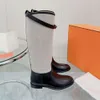 2023 outono/inverno novas botas de cavaleiro de couro de cano alto cabeça redonda fundo plano colorido fivela de bloqueio de metal cano largo botas na altura do joelho