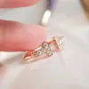 2024 Designer Tijia Anel aberto em forma de T banhado com malha de diamante em ouro rosa 18K Diamante vermelho Fritillaria branco Anel de alta edição estilo fashion