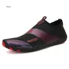 HBP Sapatos de água sem marca fabricados na China para mulheres Moda Fitness Calçados esportivos para homens Sapatos casuais de praia ao ar livre Desodorante barato