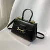 As lojas de bolsas de grife enlouquecem e os fabricantes vendem correspondência grátis em bolsas de última geração elegantes de um ombro crossbody feminino nova fivela de bloqueio pequeno transporte