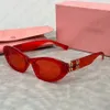 Lunettes de soleil pour femmes Lunettes de soleil de créateur pour femmes Lady Mignon Lettres creuses Lunettes de luxe Étroites Petites lunettes de soleil Lunettes colorées translucides Homme