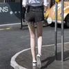 Damen-Shorts, Denim-Blue-Jeans, kurze Mini-Hosen, die Frau mit breiten, zerrissenen Streetwear-Trends im Sommer 2024 tragen kann