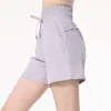 2024Aloyoga Donna Nuovi Pantaloncini da yoga Vita alta Sport Donna centrale Allentato Casual Golf Training Pantaloni fitness Prezzo all'ingrosso Pantaloncini di movimento di marca