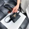 Kvällspåsar Kvinnlig midjepaket PU läderbälte Crossbody Women Metal Buckle Solid Color Mini Trendy and Cool Chain Decoration Bag