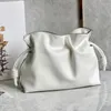 Drawstring 2024 Äkta lädersignelse Bag Mini Small Bucket Women's One Shoulder Crossbody Handheld Cloud Handbag