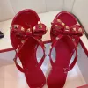 2024 mode sexig läder mocka damer sandalswomens svarta båge flip-flops kvalitet sandaler sommarstrand nitade tofflor mode casual platt botten nagelskor