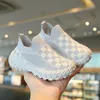 Barn utomhus sportskor 2024 Spring Autumn New Kids Sneakers pojkar löparskor andas flygande mesh flickor casual skor mjuka solade baby promenadskor