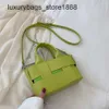 High quality fashion weave Texture niche hand-held woven bag for womens new bags single shoulder simple and stylish crossbody bucket