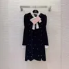 2024 Spring Black Contrast Color Ribbon Tie Bow Velor Dress Lång ärm Runda nacke Pärl Knälängd Casual klänningar B4M091315