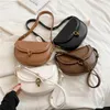 Axelväskor sadel liten crossbody för kvinnor 2024 Trenddesigner pu läderväska damer handväskor och plånböcker