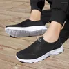 Casual Shoes Men Vulcanize Mesh Lightweight Bekväma Sneakers 2024 Sommarmode Slip på lägenheter Male Loafers