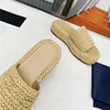 Tığ işi slaytlar bayanlar Raffia terlik metal trigonum sandaletler yaz havuzu 35mm platform sandal için plak plak dokuma kaymış doğal siyah pembe katırlar