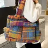 Grand sac en peluche en laine d'agneau, sac à bandoulière à carreaux, fourre-tout de grande capacité, sac à aisselles, nouvelle collection automne et hiver 032224