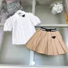 豪華なプリンセスドレスサマーベビートラックスーツサイズ110-160 cmキッズデザイナー服女の子のホワイトカラーシャツとプリーツスカート24マール