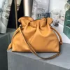 Drawstring 2024 Äkta lädersignelse Bag Mini Small Bucket Women's One Shoulder Crossbody Handheld Cloud Handbag