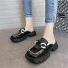 Сапоги New Brand Design Gold Chain Женщины Slipper Lock Toe Slip на мулах туфли круглые пальцы на низких каблуках повседневные скольжения.