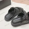 Designer kvinnor sandaler hög kvalitet kvinnor glider kristall kalv läder casual skor quiltade plattform sommarstrand tofflor flip flops kristall c två spänne mulor