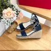 2024 Nouveauté Femmes Mode Rivet Espadrilles Talons Compensés En Cuir Véritable Marque Designer Chaussures Femme Talons Boucle Slingbacks Sandales De Haute Qualité Fête