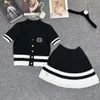 2024SSS Designer's New Luxury Letter Stickerei Damen V-Ausschnitt Stickan Strickjacke mit hoher Taste Falten-Rock zweiteiliger Frauen mit hoher Qualität Set 9