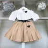 クラシックプリンセスドレスサマーベビートラックスーツサイズ110-160 cmキッズデザイナー服女の子のホワイトカラーシャツとプリーツスカート243