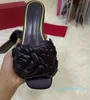 Nuevas zapatillas de mujer Moda Cuero genuino Pétalos de flores Zapatillas Chanclas Sandalias Mujer Diapositivas planas casuales con caja de gran tamaño