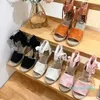 2024 mulheres moda cunha salto alto sapatos de designer de couro mulher saltos abertos fivela estilingues sandálias de alta qualidade