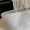 Sac fourre-tout Portefeuille de designer Luxueux Fourre-tout de mode Sacs à main en cuir Messenger Sacs à main pour femmes Sacs haute capacité Composite en peluche et valise de shopping souple