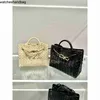 Сумочка BottegaVenetas Andiamo Bags из натуральной кожи Mangmang Milan Baodie Family Woven One Small