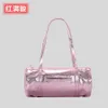 光沢のある円筒形のバッグ、シンプルでカジュアルなデニム枕バッグ、芸術的なスタイルのハンドバッグ240318を備えたニッチなデザイン