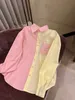 Blusas femininas camisas designer estilo menina idade reduzindo design de camisa de bloqueio de cor rosa e amarelo com cores contrastantes, nicho francês suave feminino high-end EJ32