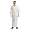 Ropa étnica Satén Hombres musulmanes Bordado Jubba Thobe Robe Arabia Musulman Camisa Islámica Árabe Kaftan Dubai Abaya Eid Ramadán Vestido