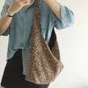 Axelväskor 2024 mode kvinnor leopard mönster väska på tryckt tyg lat stil stor kapacitet utomhus fritidsresor