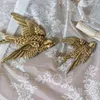 Dekorativa figurer Vintage Golden Swallow Wall Hanging Flying Birds Art Sculptures Decoration for Home Living Room Bakgrund