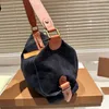 Классическая джинсовая тотация изогнутая силуэтная сумка женская сумка роскошная дизайнер ретро -модная джинсовая ткань кожаное плечо руч