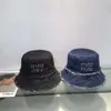 Lüks Tasarımcı Kadınlar ve Erkekler İçin Şapka Aileler Raw Edge Denim Balıkçı Şapka Ağı Aynı Stil Pot Şapkası Kadınlar Çok yönlü moda güneşlik şapka parti