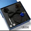 Luxury Quality Tie Set med slips Bowtie Pocket Square Cufflinks Clip Brosches for Man Bussiness Wed Party Present Box 240315