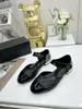 Designer lyxiga sandaler lägenheter kvinnor mulor tofflor hög häl sandal läder modecoco mary jane skor casual skor flip flops thong glid på storlek 35-41