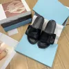 Kvinnans designer Sandal Slides Shoes Luxury Man Slippers Summer Soft Padded Nappa Leather Slide Metal Triangle Lug Tread Rubber Sole 3.7 06