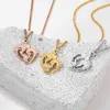 Collane con ciondolo di design alla moda Ciondolo per collana con nome per bambino intagliato al laser in acciaio inossidabile di vendita caldo con accessori personalizzati per piedi intarsiati con diamanti