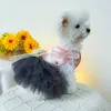 Vêtements pour chiens Pet Outfit Robe Princesse avec 3D Fleur Bow Décoration Mesh Splicing Fashion Cat Jupe Vêtements pour