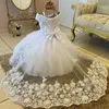 Puffy weiße Spitze Perlen Blumenmädchenkleider Schleife schulterfrei Baby Kinder formelle Geburtstagsparty-Kleider Prinzessin Todder Langer Zug Erstkommunion Hochzeitskleid CL3397