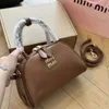 Günstiger Großhandel Begrenzter Ausverkauf 50 % Rabatt Handtasche Herbst/Winter Kleine Tasche Miao Familys Neue Dumpling und vielseitige Brief Handheld Skew Straddle Damen