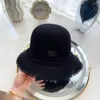 Chapeau seau de styliste minimaliste tissé, chapeau de paille avec lettres de couleur unie, pare-soleil d'extérieur et chapeaux de plage respirants