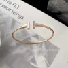 Bracciale rigido con ciondolo di design AA TifanT Love V Bracciale doppio aperto in oro alta edizione Bracciale con diamanti turchesi Bracciale in oro rosa 18 carati I7W8