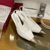 فستان الأحذية العلامات التجارية الفاخرة 2023 مصمم الصندل High Heels منخفض الكعب الأسود من الجلد المصقول مضخات السوداء السوداء براءات الاختراع الأبيض 35-40 3.7 08