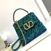 Shop Design Handbag Wholesale Retail 2024 Summer Nuovo tote a V-Button Tote Bag 3D Righted Scale per perle