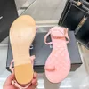 Sandales de luxe pour femmes, sandales à chaîne plate, tongs en cuir gaufré, chaussures de plage à carreaux rose clair, filles décontractées pour filles, cadeaux