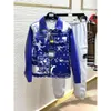 24FW Italienischer Doppel-Herrenjacken-Designer, mit Buchstaben bedrucktes Paar, Street-Outdoor-Herren- und Damen-Neueste Aquarell-Halo-gefärbte Denim-Patchwork-Lederjacke 1641