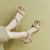 Sandaler mjuka söta skor 2024 Summer Fashion Kitten Heel Square Women Peep Toe One Line with Sandalias Girl Thick Pumps