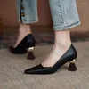 Chaussures de robe faites à la main en cuir femmes pompes sexy bout pointu chic élégant bureau travail étrange talon haut stilettos noir